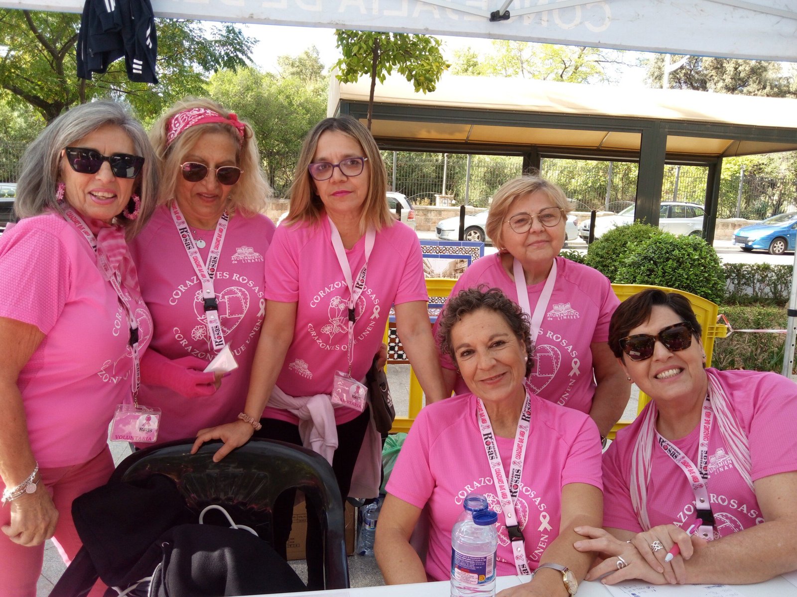 III Carrera Corazones Rosas - Linares Miembros de la Asociación Corazones Rosas tras finalizar la carrera solidaria.