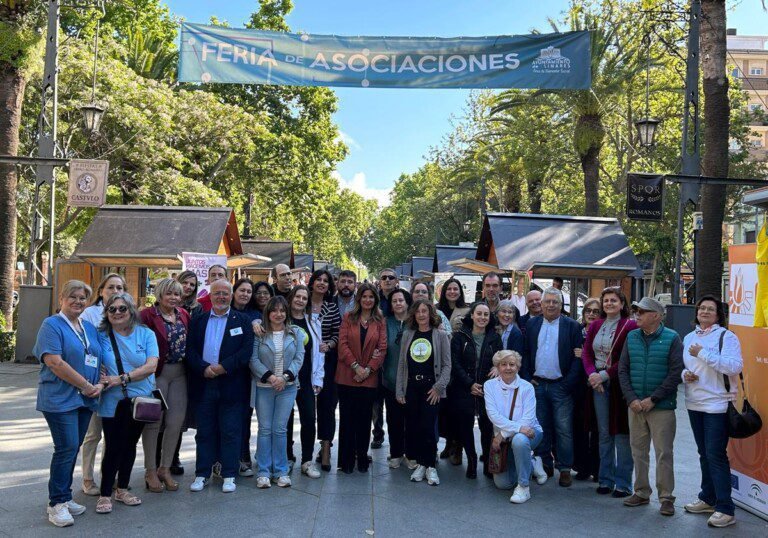 III Feria de Asociaciones Sociosanitarias Personas entrando a la III Feria de Asociaciones del Bienestar Social y de la Salud en Linares.