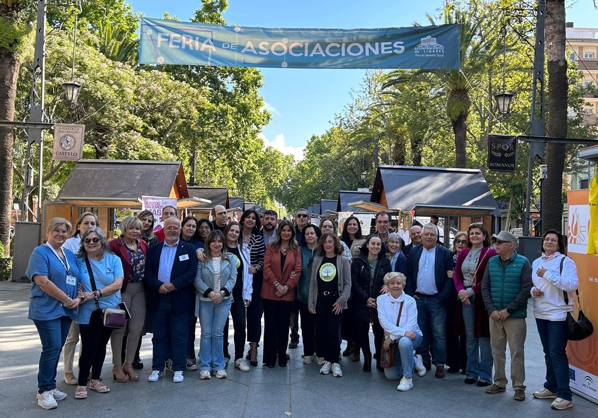 III Feria de Asociaciones Sociosanitarias Personas entrando a la III Feria de Asociaciones del Bienestar Social y de la Salud en Linares.