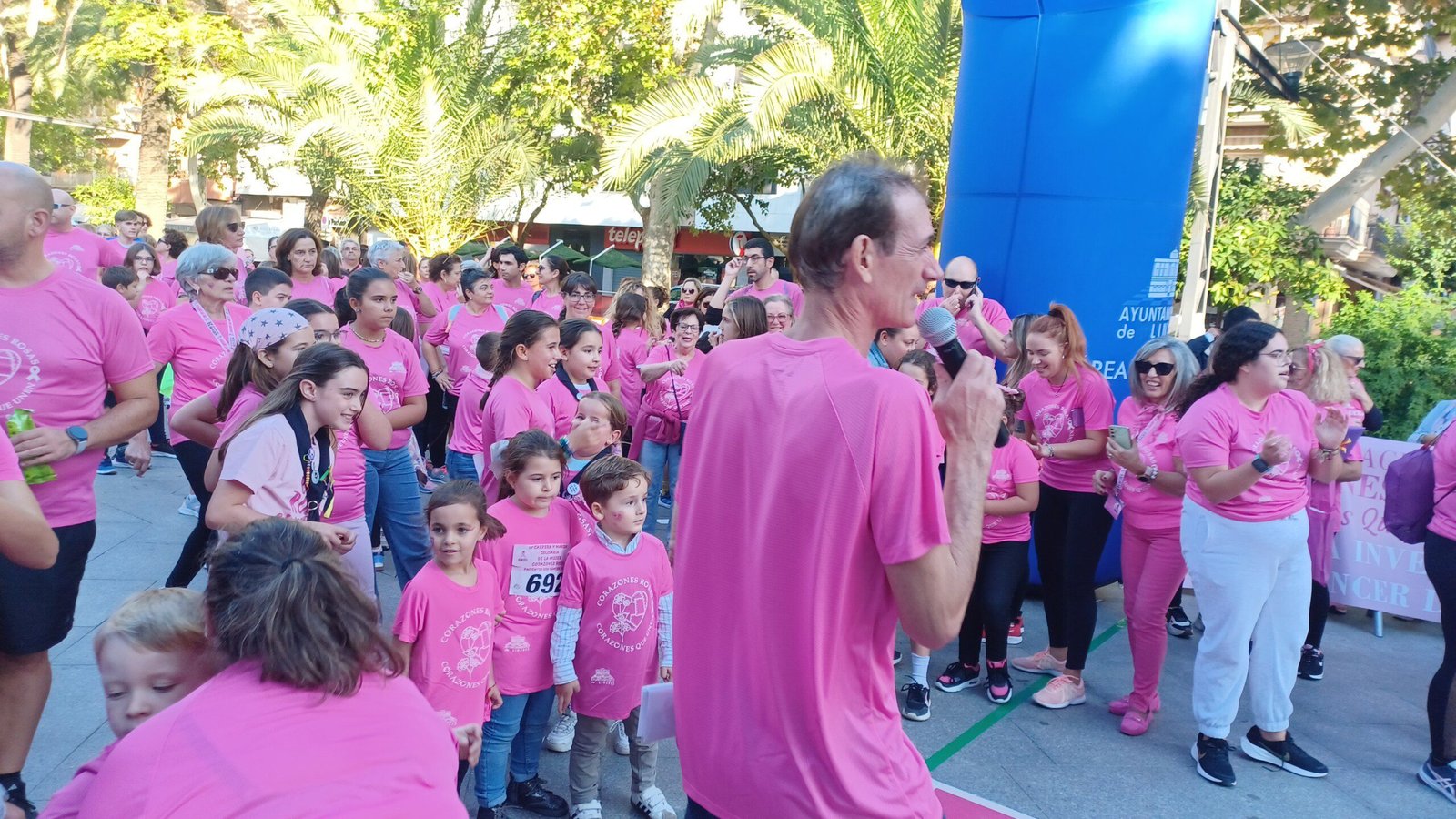 III Carrera Corazones Rosas - Linares Multitud reunida en la línea de salida de la carrera solidaria en el Paseo de Linarejos.