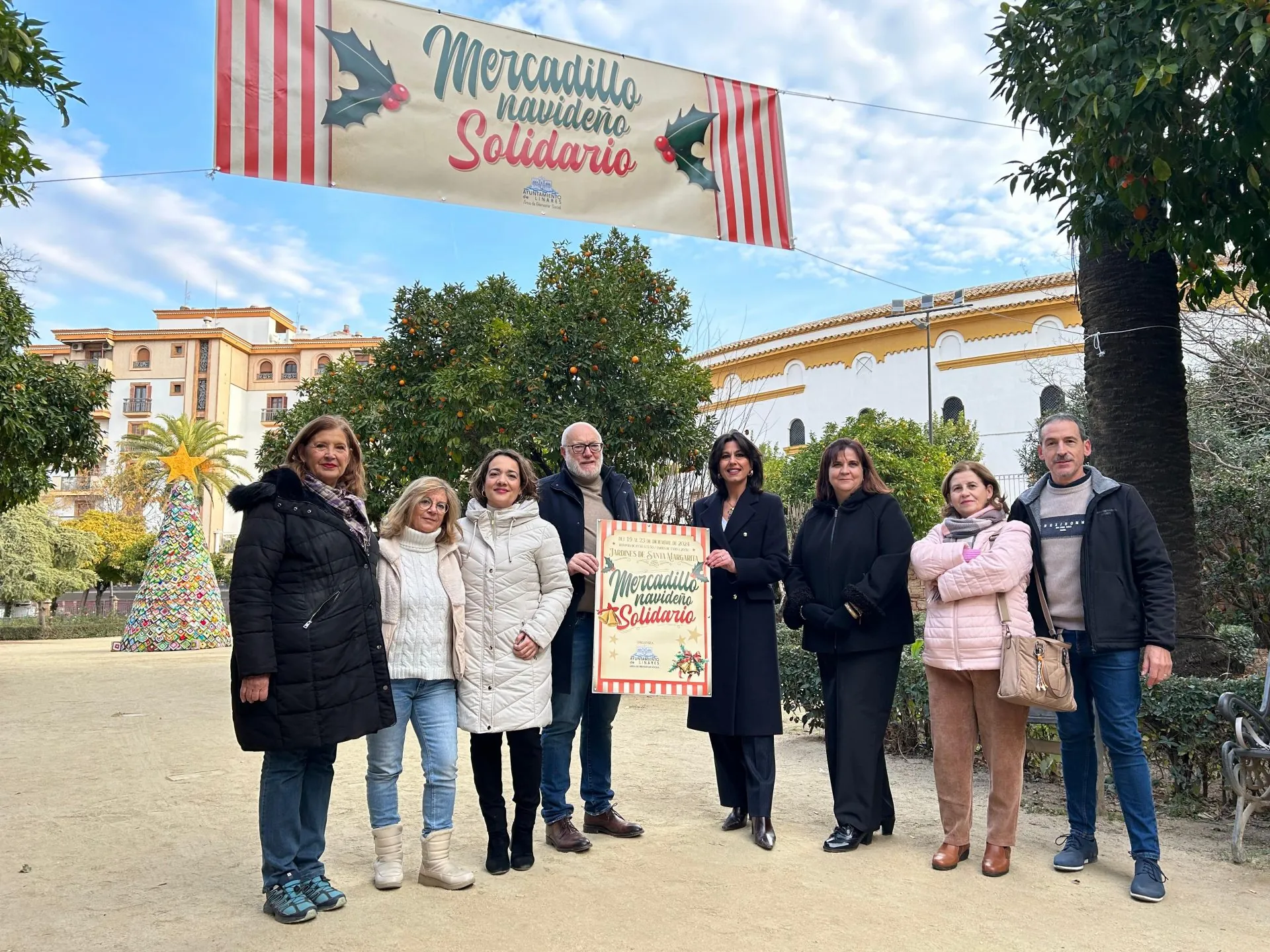Mercadillo Solidario Navideño Entrada al mercadillo solidario con miembros de la asociación Corazones Rosas.