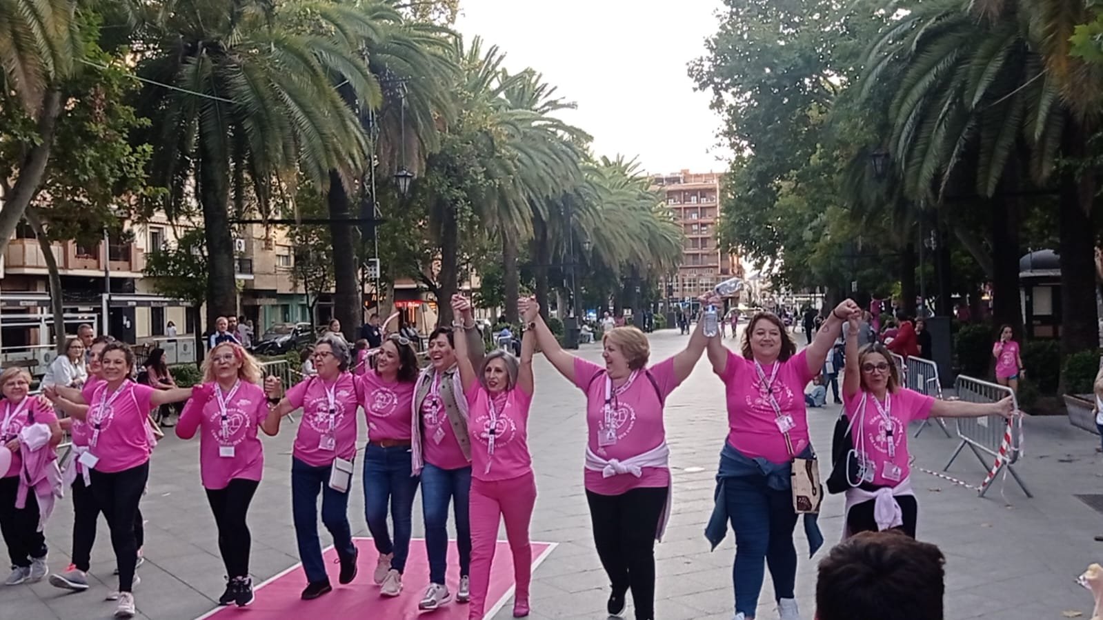 III Carrera Corazones Rosas - Linares Miembros de Corazones Rosas celebrando al cruzar la meta de la carrera solidaria.