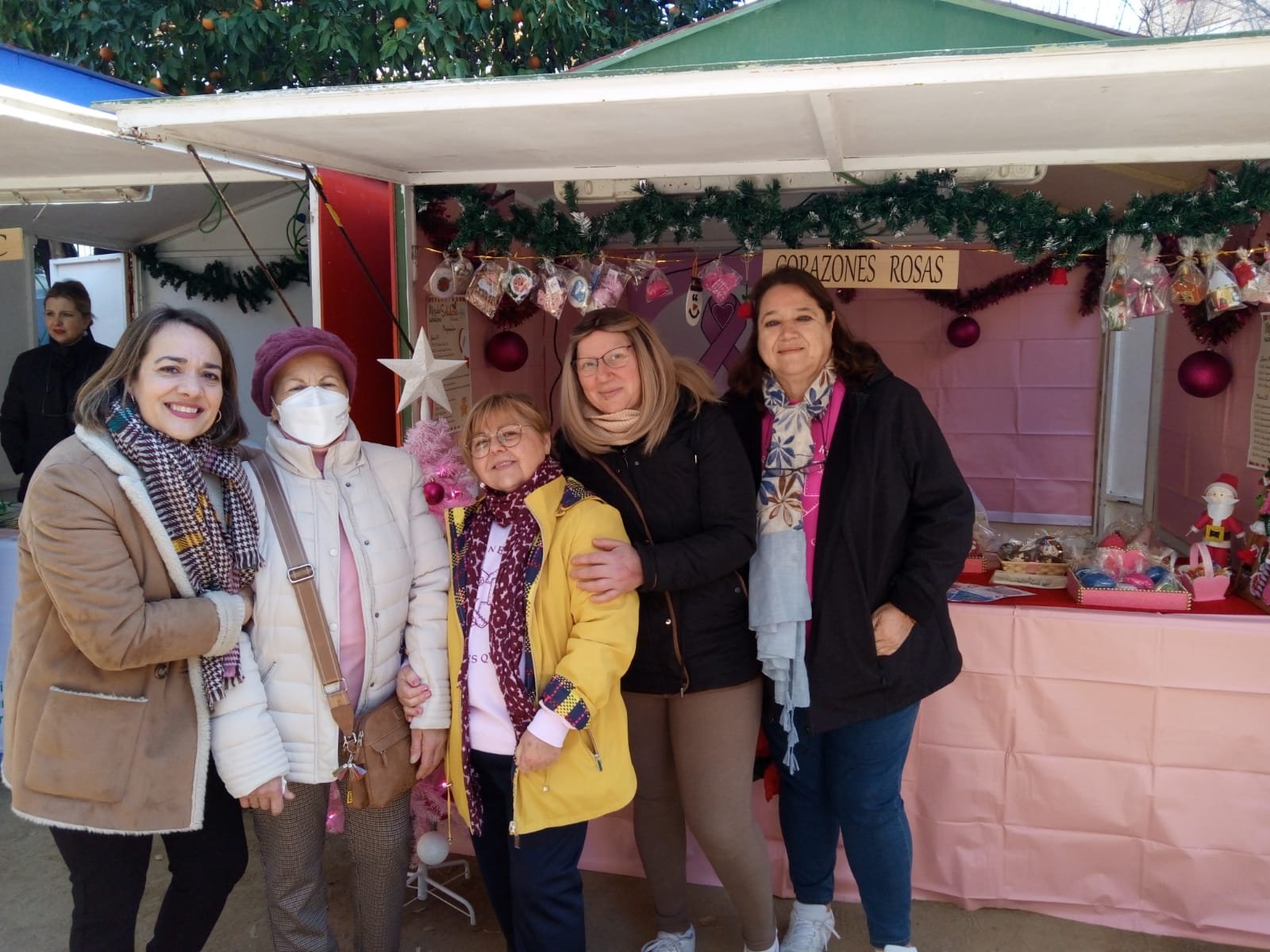 Mercadillo Solidario Navideño Puesto de la asociación Corazones Rosas en el mercadillo navideño.